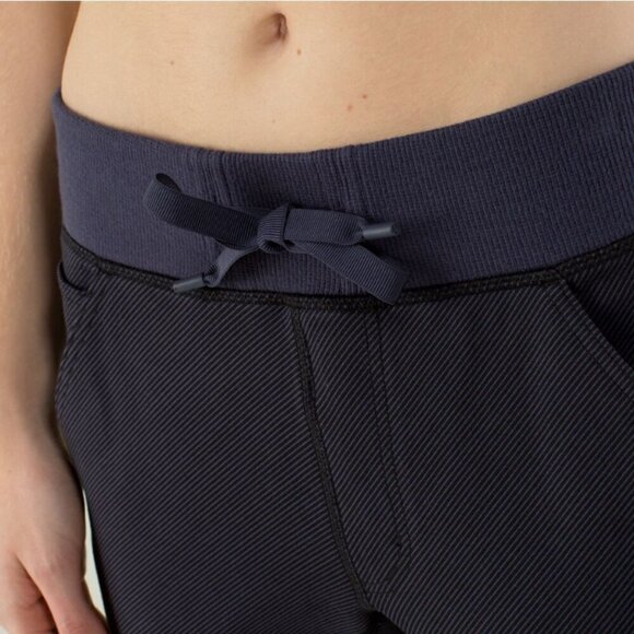 Lululemon Cropped Cargo Pants Purple 8 NWOT - Picture 4 of 15